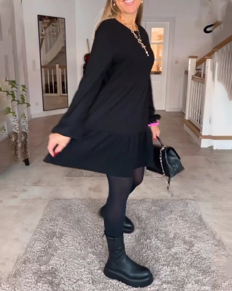 Einfaches langärmliges Kleid in einfarbiger Ausführung