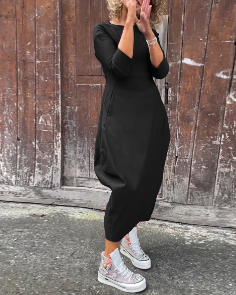 Einfaches, einfarbiges, elegantes Kleid mit langen Ärmeln und Taschen