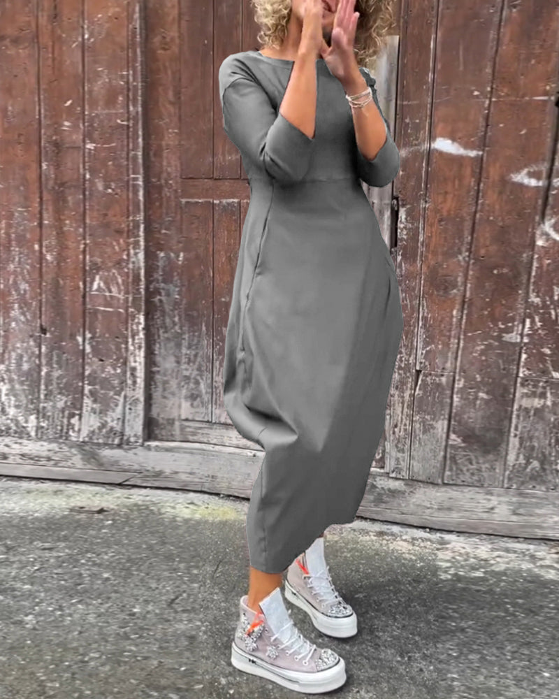 Einfaches, einfarbiges, elegantes Kleid mit langen Ärmeln und Taschen