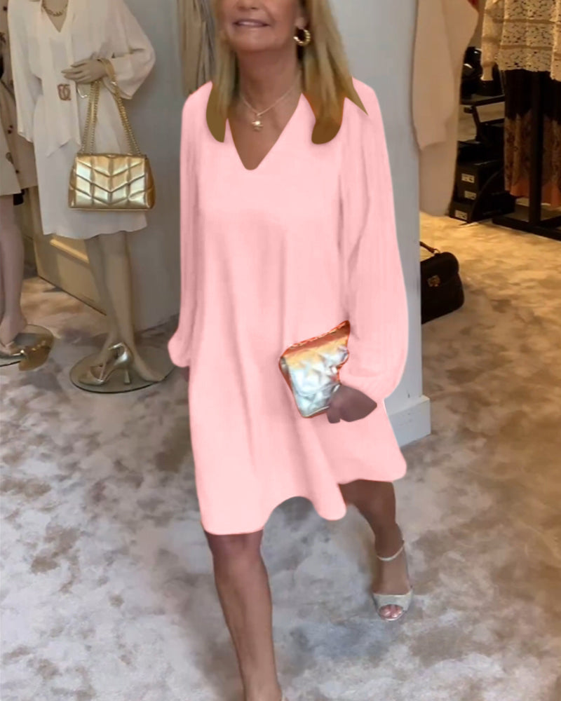 Einfarbiges Kleid mit Laternenärmeln und V-Ausschnitt