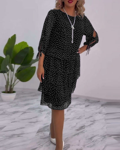 Elegantes Kleid mit Polka-Dot-Muster und Schichten