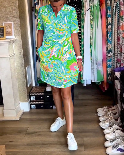 Taschenbedrucktes Kurzarmkleid