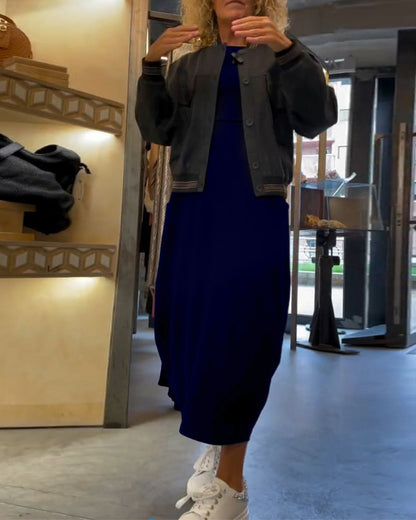 Einfarbiges Rundhalslangarmkleid mit Taschen