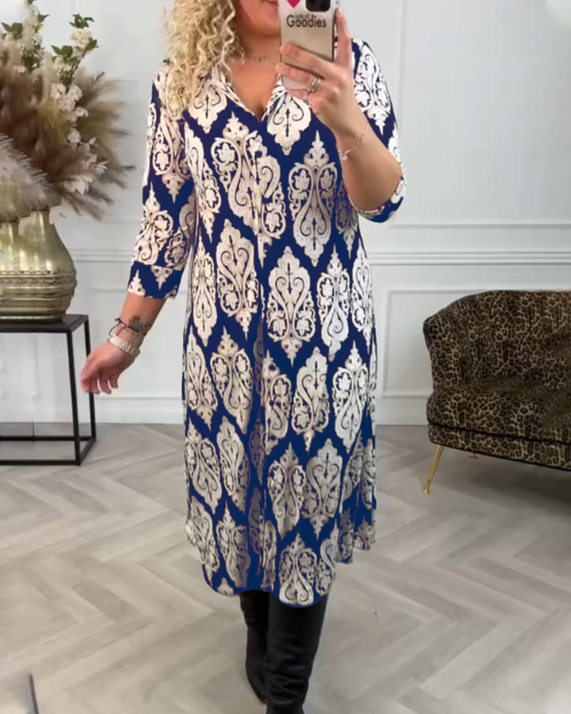 Kleid mit seitlichem Schlitz und Druck