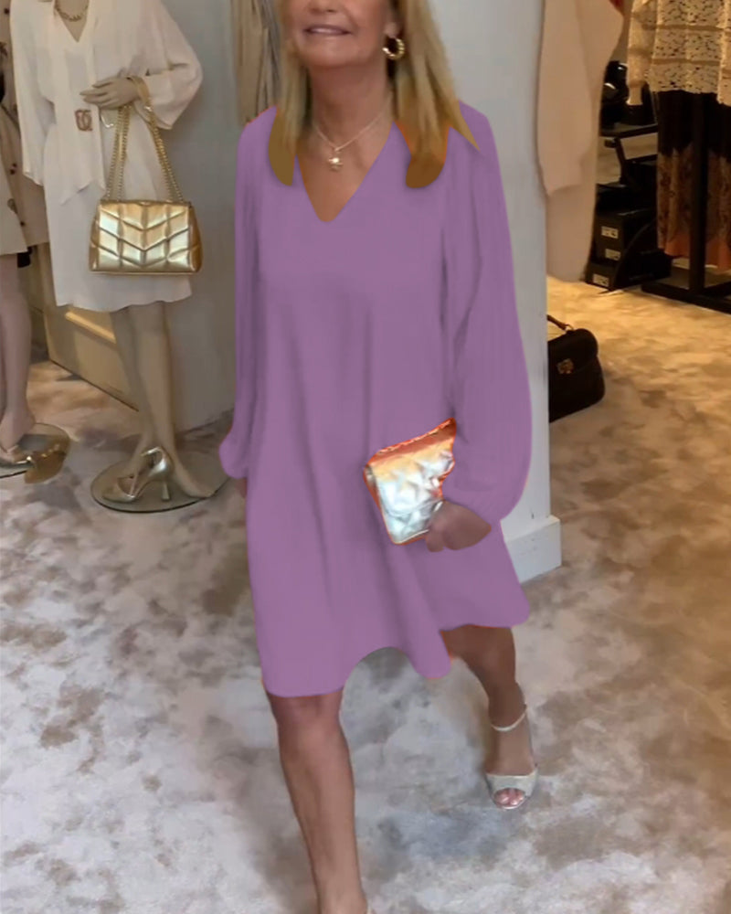 Einfarbiges Kleid mit Laternenärmeln und V-Ausschnitt