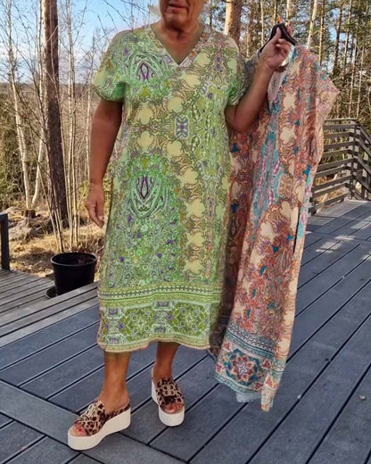 V-Ausschnitt Kurzärmliges Bedrucktes Shift-Kleid