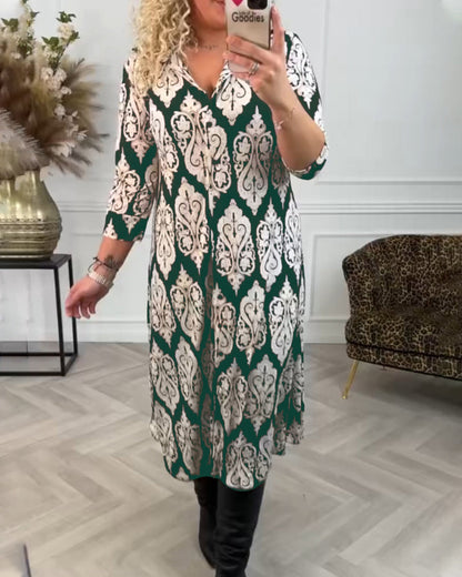 Kleid mit seitlichem Schlitz und Druck