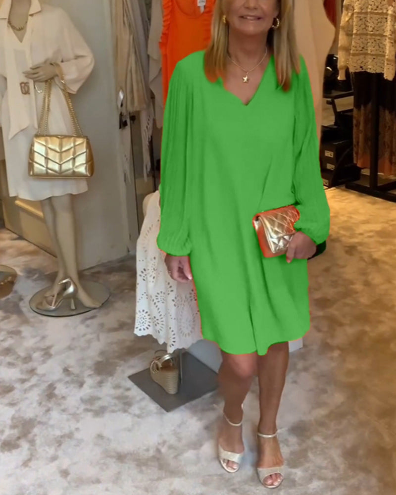 Einfarbiges Kleid mit Laternenärmeln und V-Ausschnitt