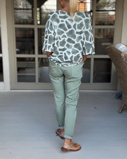 Elegante bedruckte Bluse mit V-Ausschnitt und Fledermausärmeln