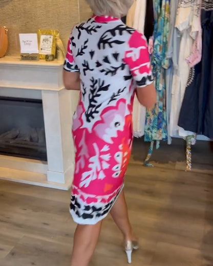 Kurzärmliges, bedrucktes V-Ausschnitt-Kleid