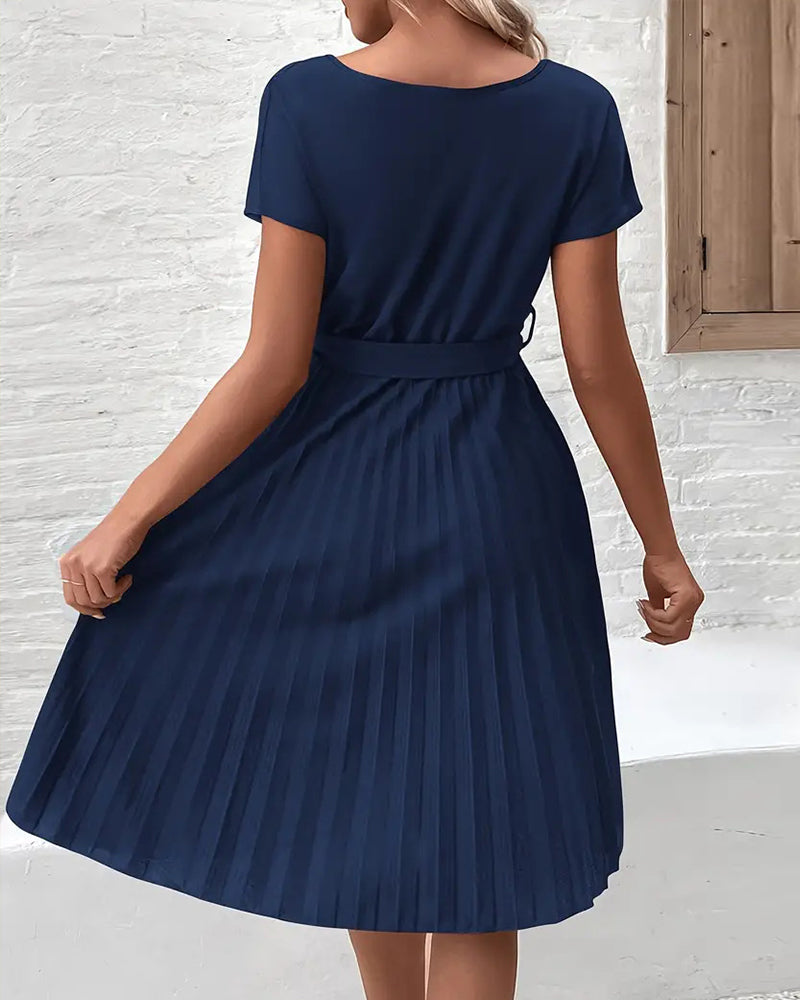 Elegantes Kleid mit Falten und Trägern in einfarbig