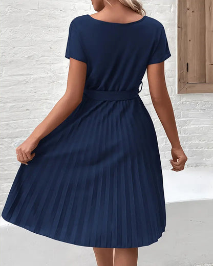 Elegantes Kleid mit Falten und Trägern in einfarbig