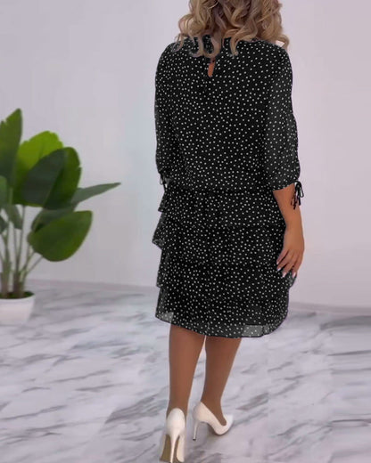 Elegantes Kleid mit Polka-Dot-Muster und Schichten