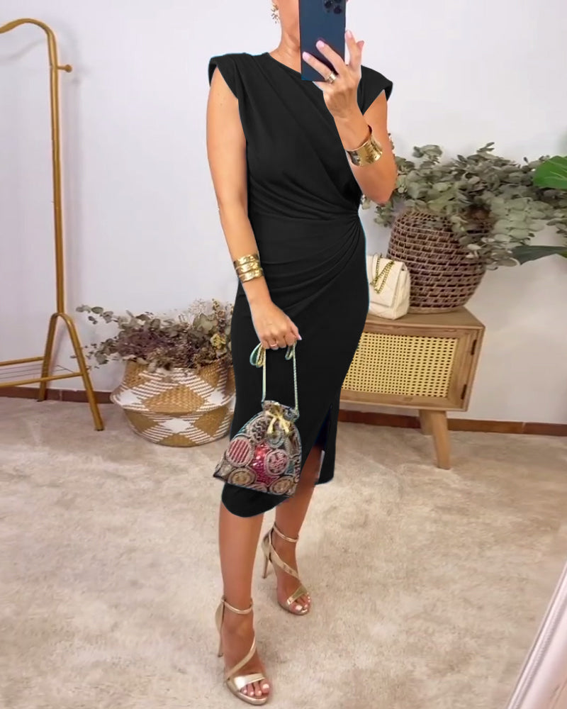 Ärmelloses, plissiertes, geschnittenes Kleid in einfarbiger Ausführung