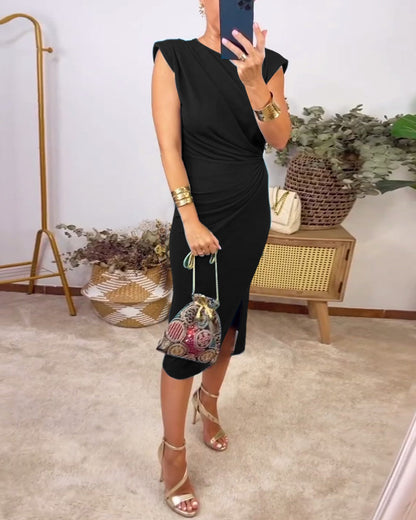 Ärmelloses, plissiertes, geschnittenes Kleid in einfarbiger Ausführung