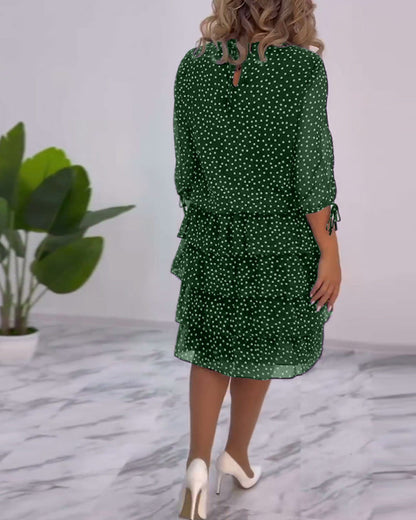 Elegantes Kleid mit Polka-Dot-Muster und Schichten