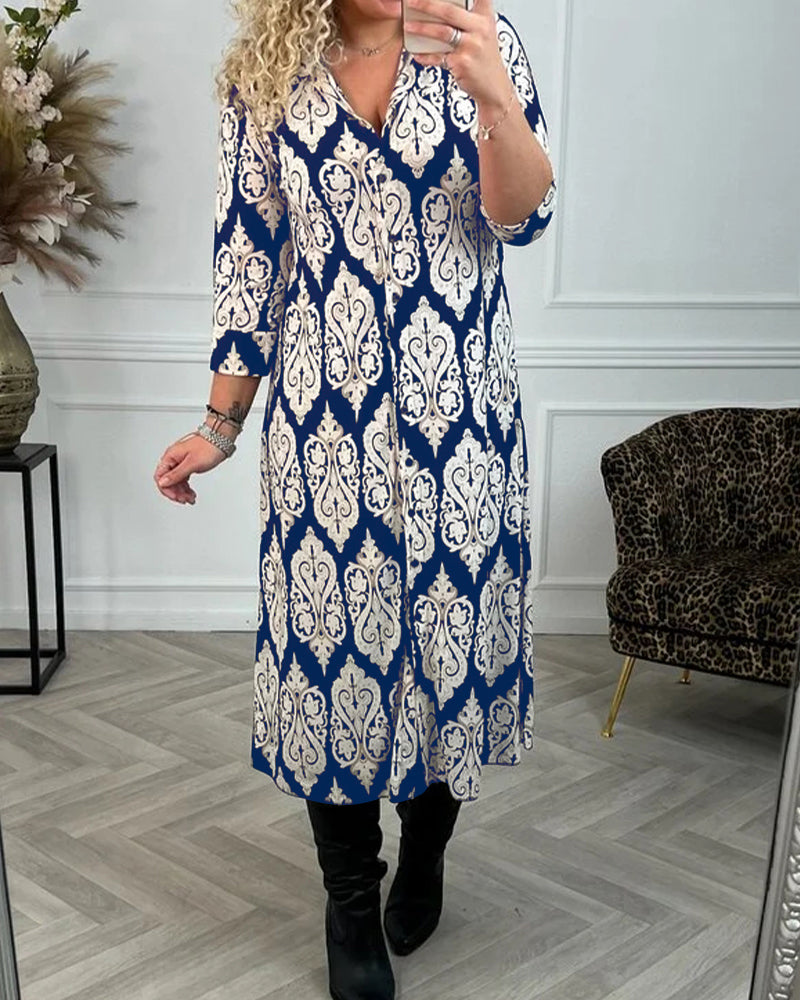 Kleid mit seitlichem Schlitz und Druck