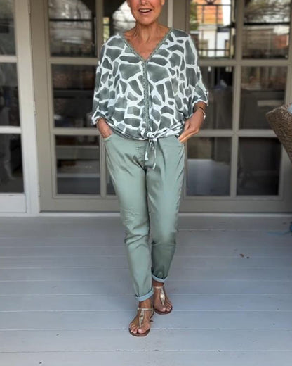 Elegante bedruckte Bluse mit V-Ausschnitt und Fledermausärmeln