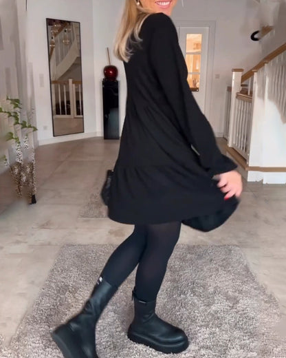 Einfaches langärmliges Kleid in einfarbiger Ausführung