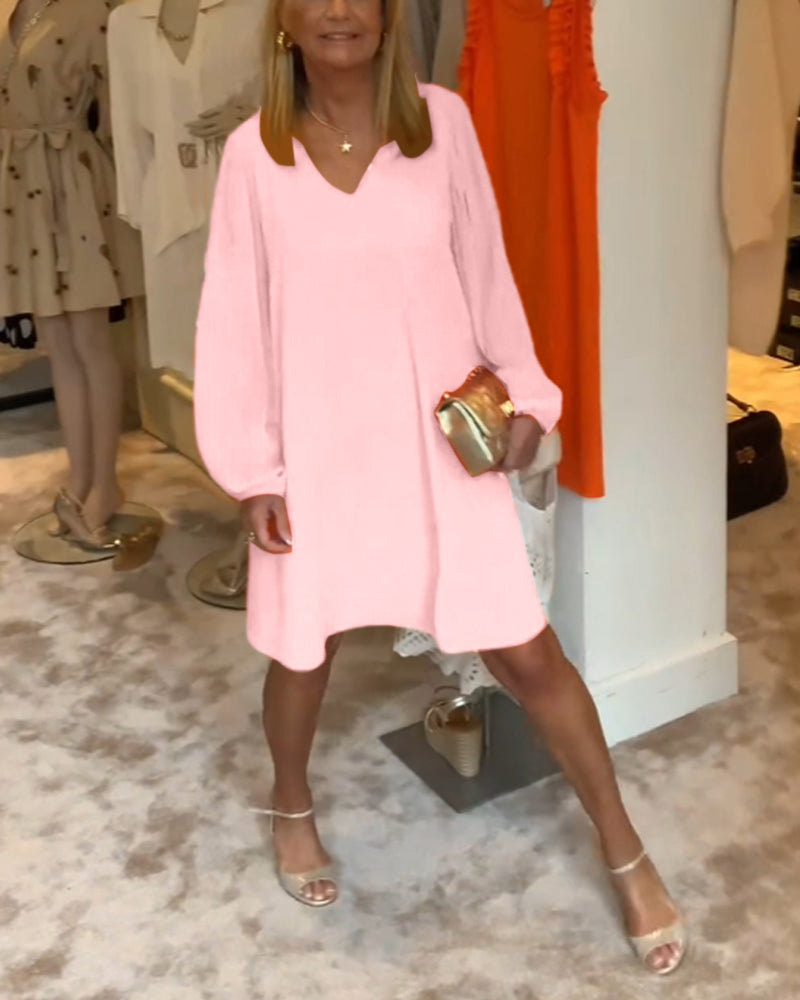 Einfarbiges Kleid mit Laternenärmeln und V-Ausschnitt