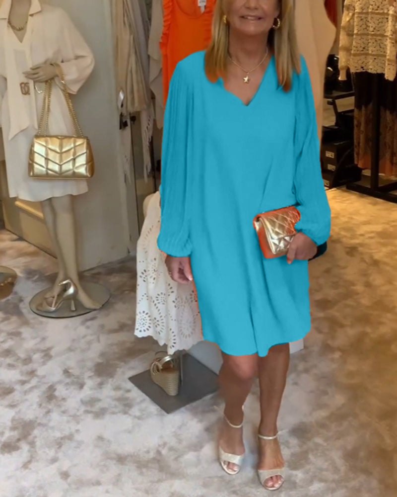 Einfarbiges Kleid mit Laternenärmeln und V-Ausschnitt