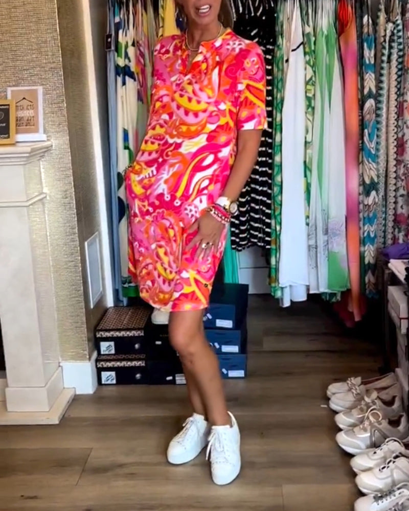 Taschenbedrucktes Kurzarmkleid