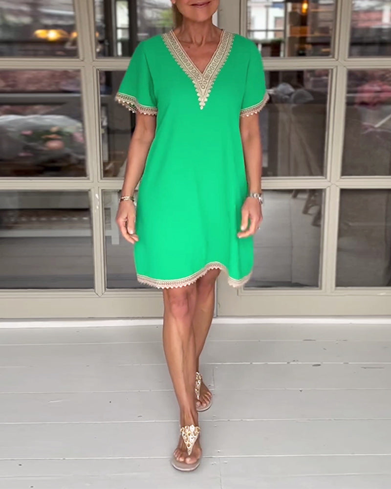 Elegantes Kleid mit V-Ausschnitt und Panele aus Spitze