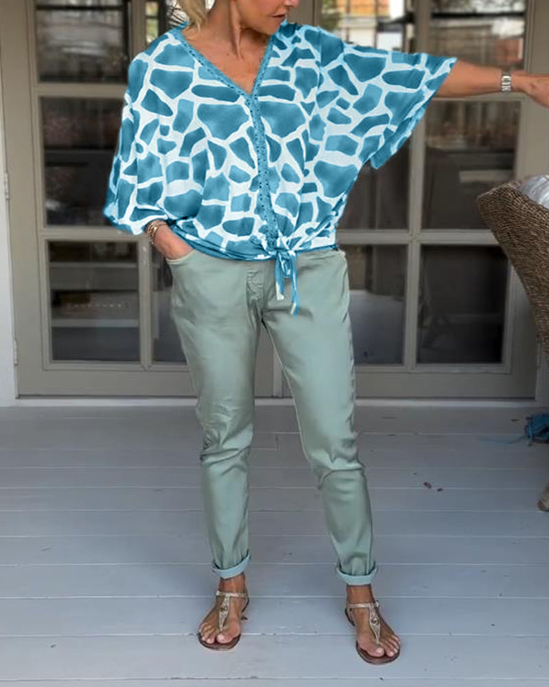 Elegante bedruckte Bluse mit V-Ausschnitt und Fledermausärmeln