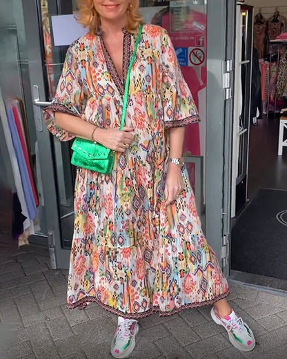 Elegantes langes Kleid mit V-Ausschnitt und Druck