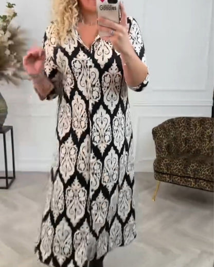 Kleid mit seitlichem Schlitz und Druck