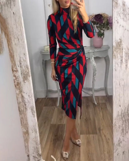 Kleid mit Diamantmuster und Schlitz