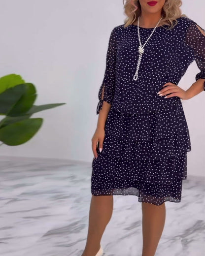 Elegantes Kleid mit Polka-Dot-Muster und Schichten