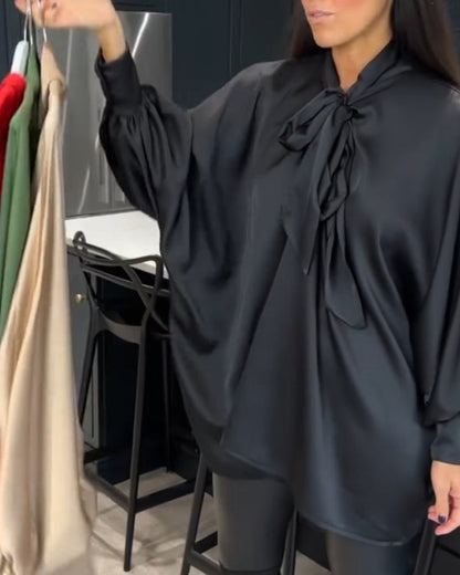 Bluse mit Rüschkragen in einfarbig und elegant