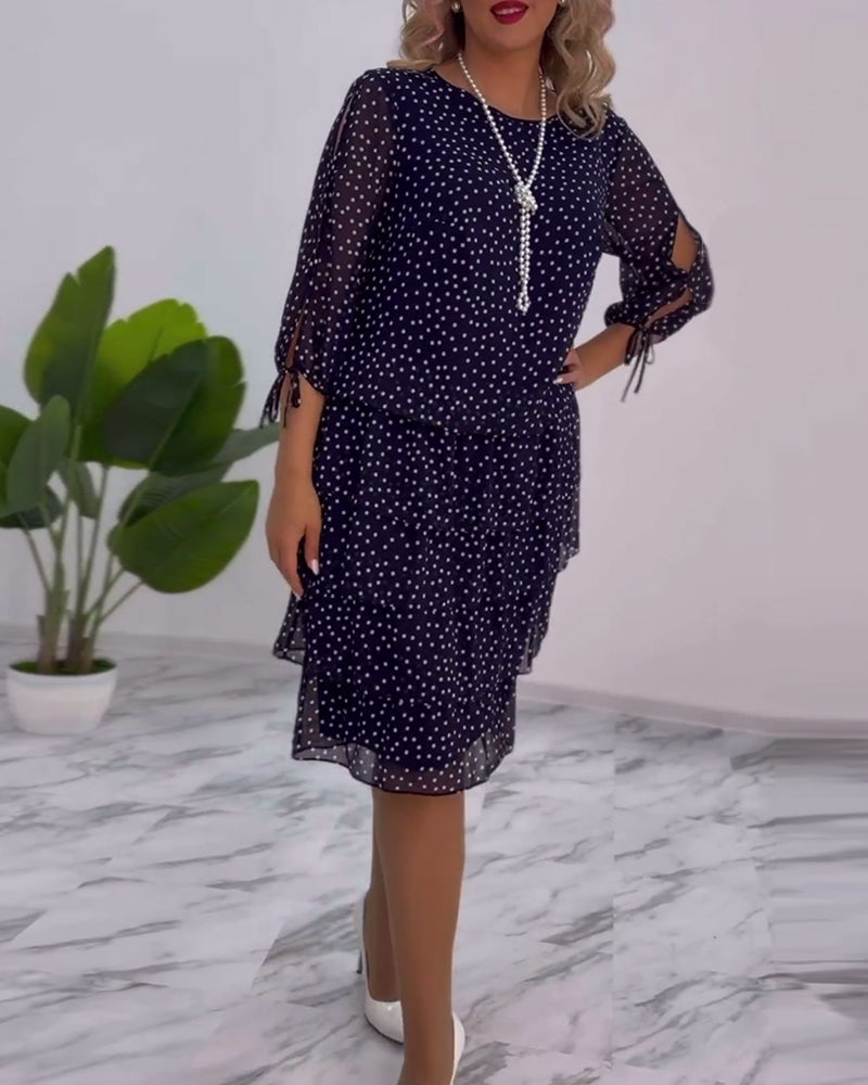 Elegantes Kleid mit Polka-Dot-Muster und Schichten