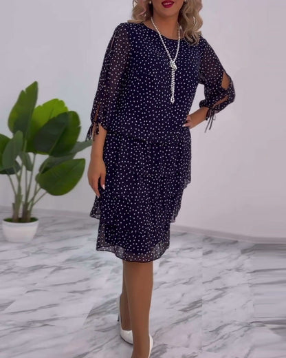 Elegantes Kleid mit Polka-Dot-Muster und Schichten