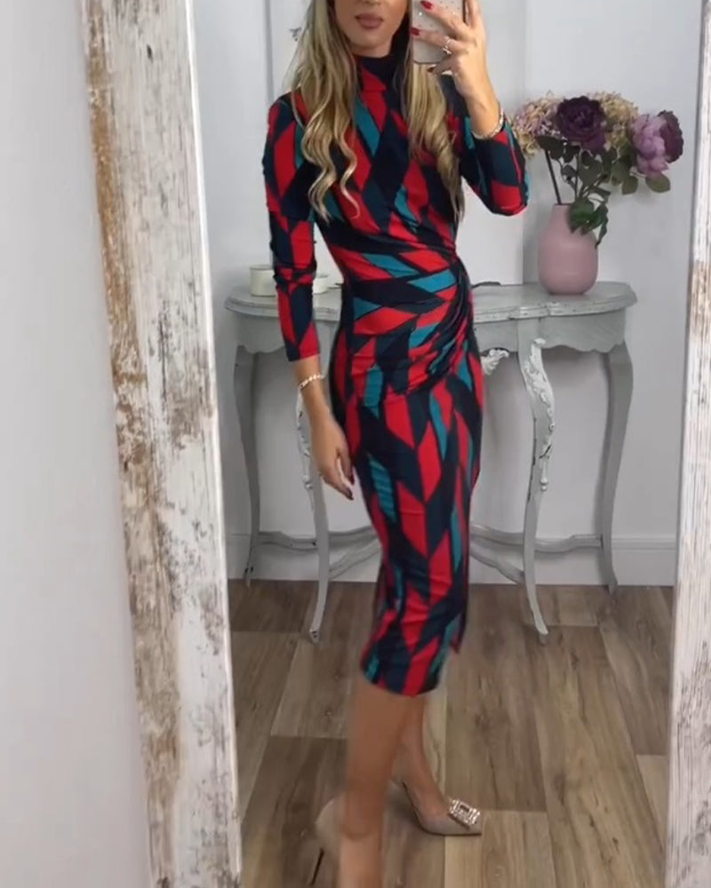 Kleid mit Diamantmuster und Schlitz