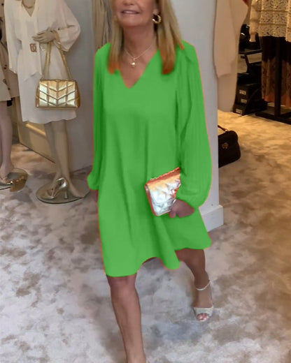 Einfarbiges Kleid mit Laternenärmeln und V-Ausschnitt