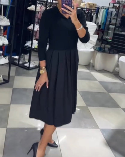 V-Ausschnitt, paneeliertes, plissiertes Kleid