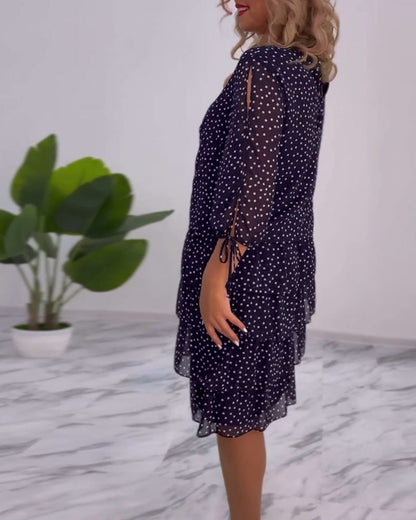 Elegantes Kleid mit Polka-Dot-Muster und Schichten