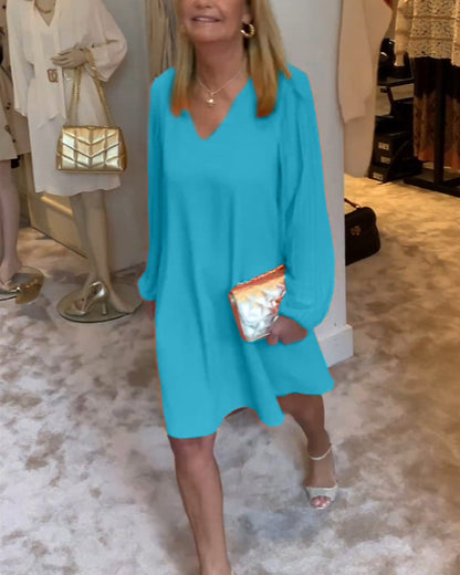 Einfarbiges Kleid mit Laternenärmeln und V-Ausschnitt