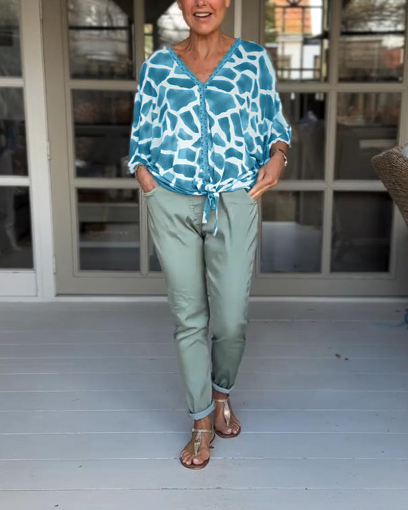 Elegante bedruckte Bluse mit V-Ausschnitt und Fledermausärmeln