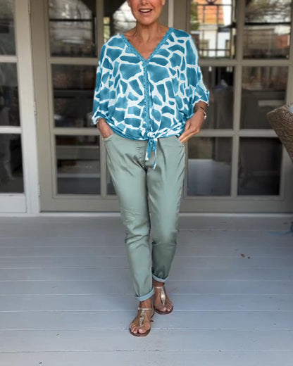 Elegante bedruckte Bluse mit V-Ausschnitt und Fledermausärmeln