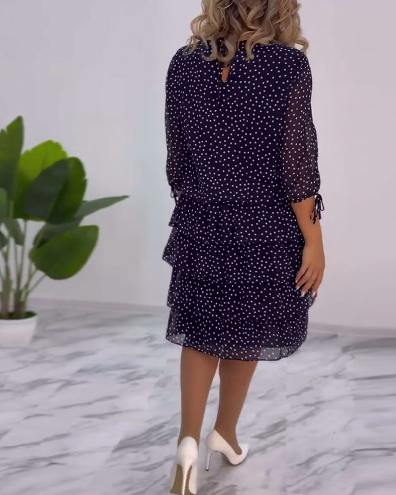 Elegantes Kleid mit Polka-Dot-Muster und Schichten