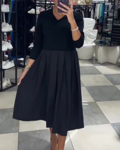 V-Ausschnitt, paneeliertes, plissiertes Kleid