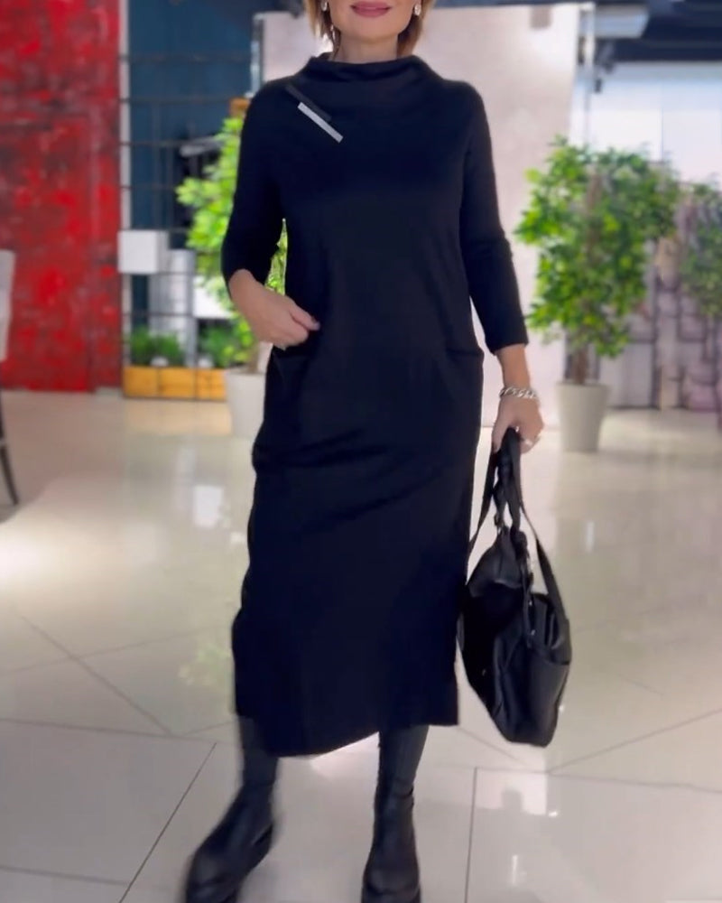 Einfarbiges Kleid mit Rundhalsausschnitt und Tasche