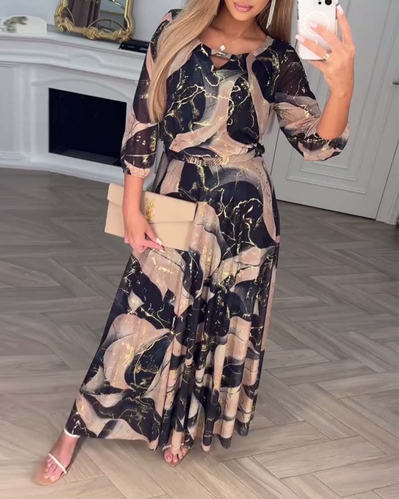 Elegantes Kleid mit 3/4-Ärmeln und Druck in Taillenhöhe