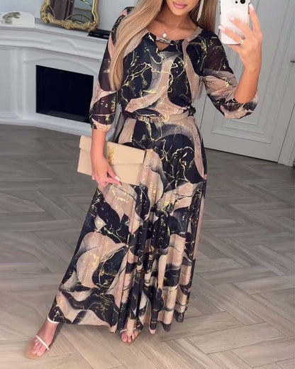 Elegantes Kleid mit 3/4-Ärmeln und Druck in Taillenhöhe