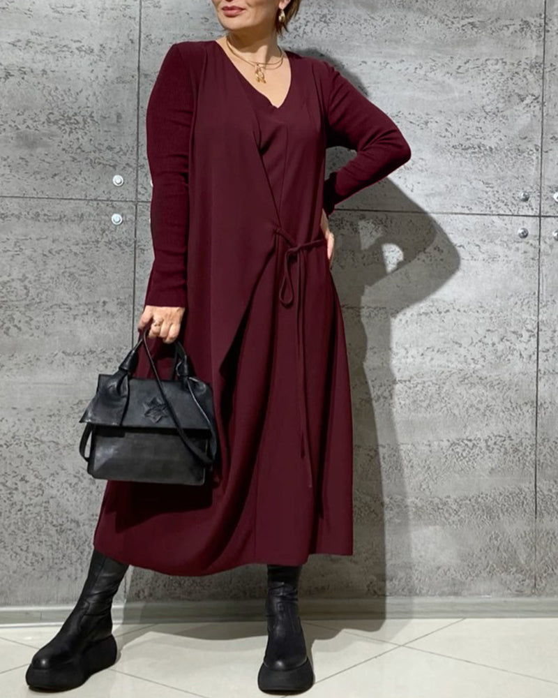 Einfarbiges Kleid mit Gürtel