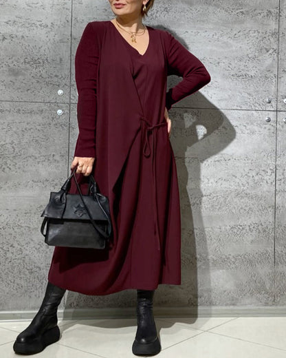 Einfarbiges Kleid mit Gürtel