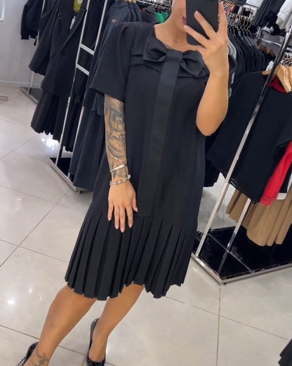 Kurzärmliges plissiertes Kleid